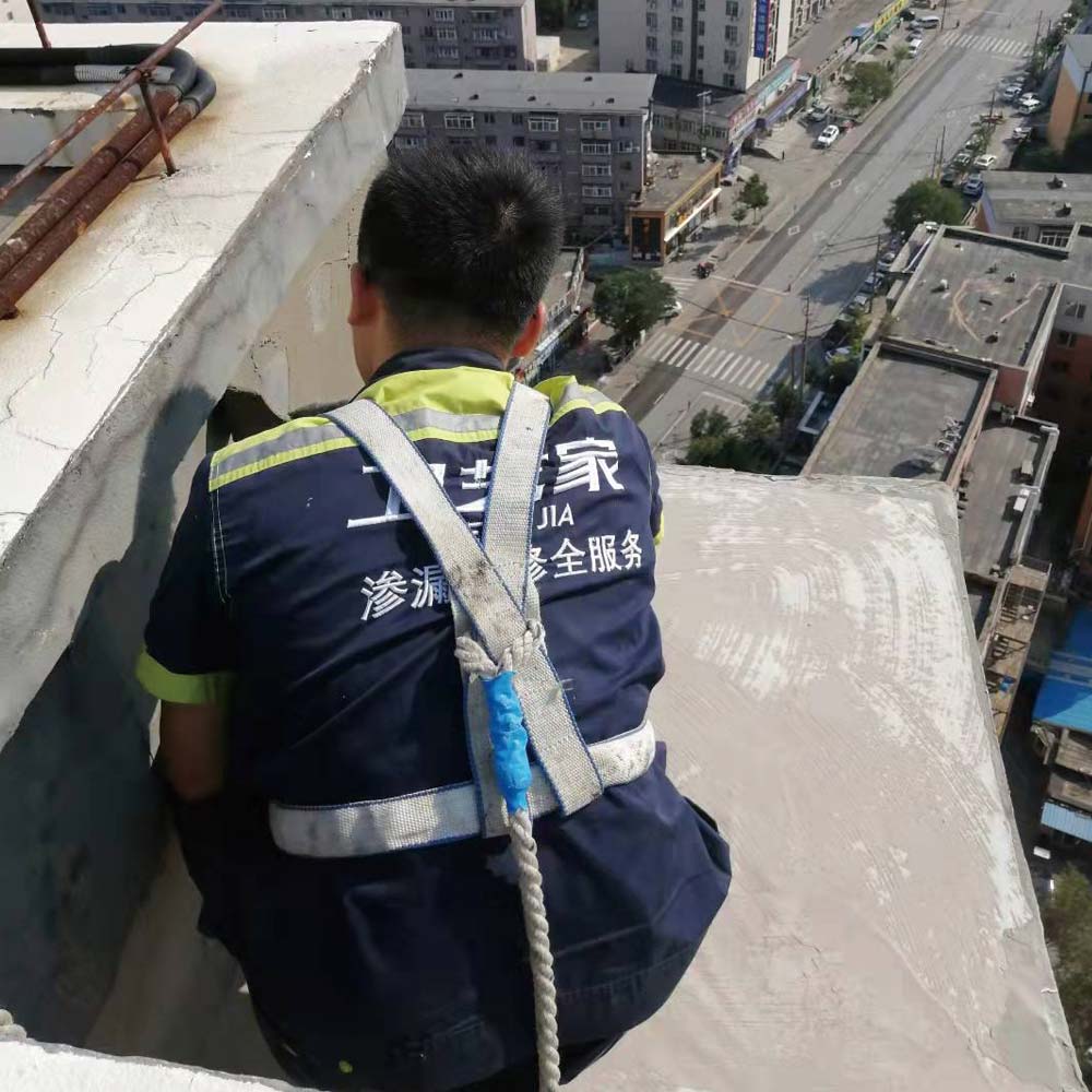 屋顶漏水维修
